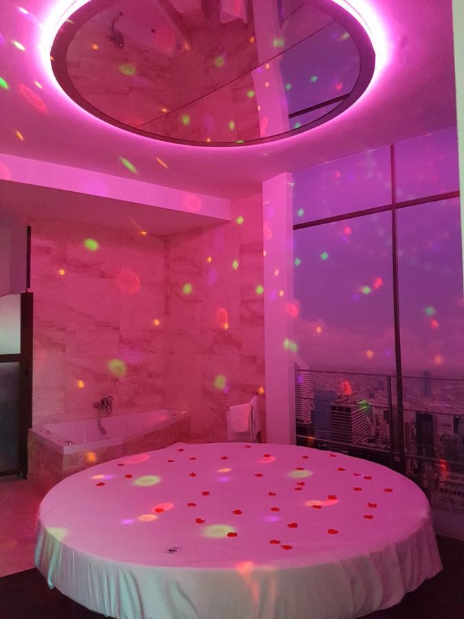 Suite con bañera de hidromasaje y cama grande